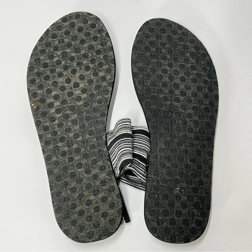 SANUK Black and Gray Striped Strappy Summer beach  Beach Sandal